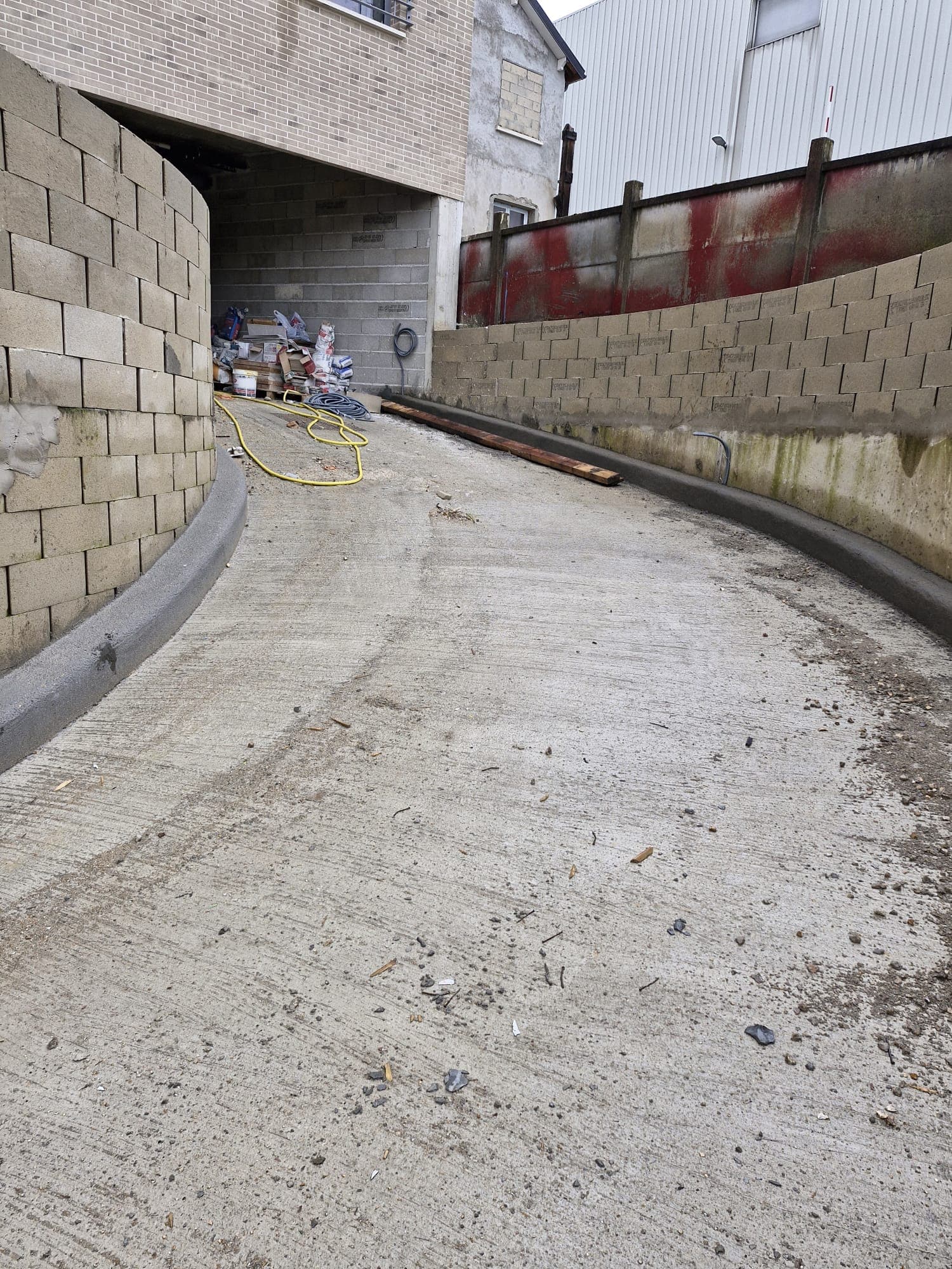 Rampe d'accès en béton pour parking d'hôtel — vue 2