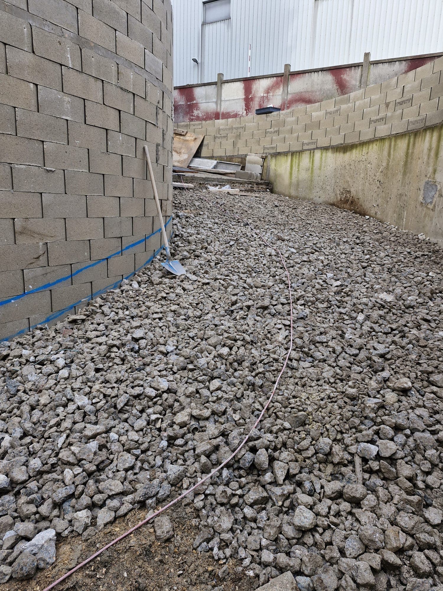 Rampe d'accès en béton pour parking d'hôtel — vue 3